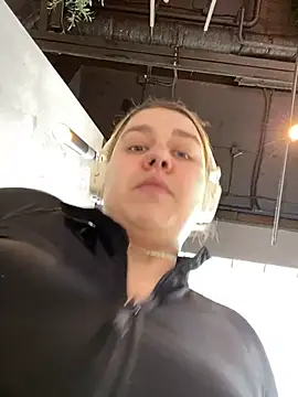 Snapshot of SuzieMurray chatting on 03.19.25 SuzieMurray online show from 03.19.25