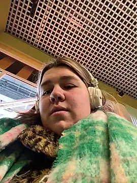 Snapshot of SuzieMurray chatting on 03.21.25 SuzieMurray online show from 03.21.25