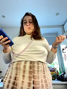 Snapshot of SuzieMurray chatting on 09.25.25 SuzieMurray online show from 09.25.25