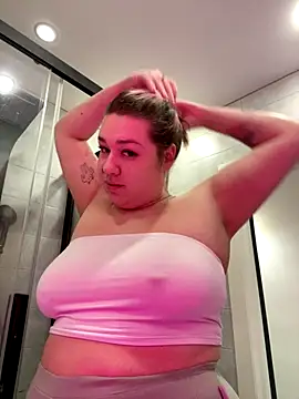 Snapshot of SuzieMurray chatting on 09.28.25 SuzieMurray online show from 09.28.25