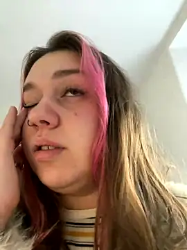 Snapshot of SuzieMurray chatting on 10.03.25 SuzieMurray online show from 10.03.25