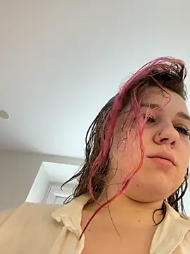 Snapshot of SuzieMurray chatting on 10.04.25 SuzieMurray online show from 10.04.25