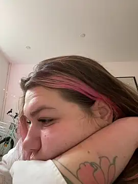 Snapshot of SuzieMurray chatting on 10.05.25 SuzieMurray online show from 10.05.25