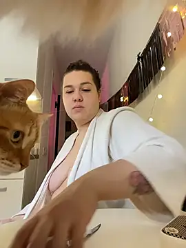 Snapshot of SuzieMurray chatting on 10.10.25 SuzieMurray online show from 10.10.25