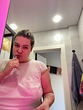 Snapshot of SuzieMurray chatting on 10.18.25 SuzieMurray online show from 10.18.25