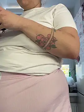 Snapshot of SuzieMurray chatting on 10.21.25 SuzieMurray online show from 10.21.25