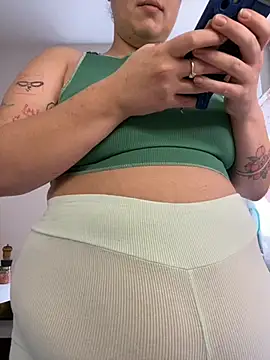 Snapshot of SuzieMurray chatting on 10.23.25 SuzieMurray online show from 10.23.25