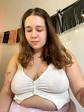 Snapshot of SuzieMurray chatting on 11.02.25 SuzieMurray online show from 11.02.25