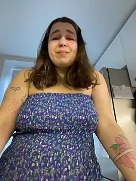 Snapshot of SuzieMurray chatting on 11.09.25 SuzieMurray online show from 11.09.25