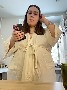 Snapshot of SuzieMurray chatting on 02.18.26 SuzieMurray online show from 02.18.26