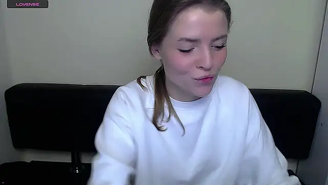 Snapshot of MissOliviaa_ chatting on 12.18.24 MissOliviaa  online show from 12.18.24