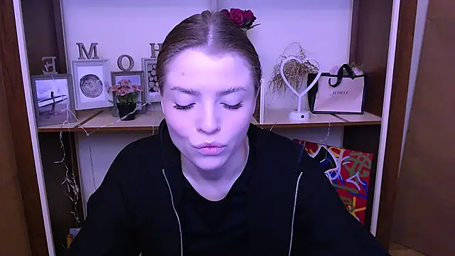 Snapshot of MissOliviaa_ chatting on 12.24.24 MissOliviaa  online show from 12.24.24