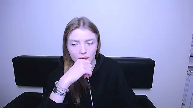 Snapshot of MissOliviaa_ chatting on 02.18.25 MissOliviaa  online show from 02.18.25