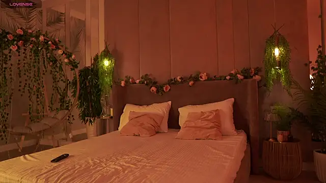 Smiley Mia online show from 09.23.25