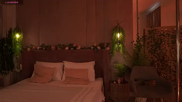 Smiley Mia online show from 09.24.25