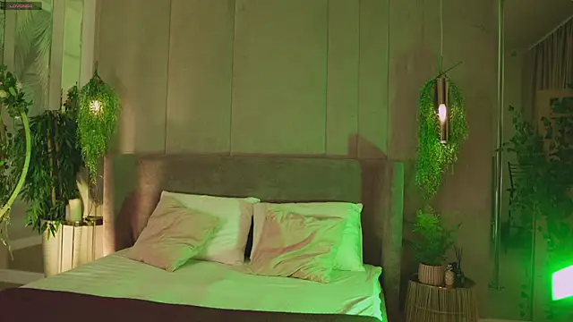 Smiley Mia online show from 11.21.25