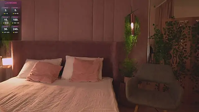 Smiley Mia online show from 11.24.25