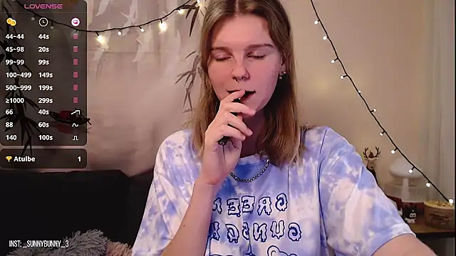 Snapshot of Moona_xx chatting on 12.15.24 Moona xx online show from 12.15.24