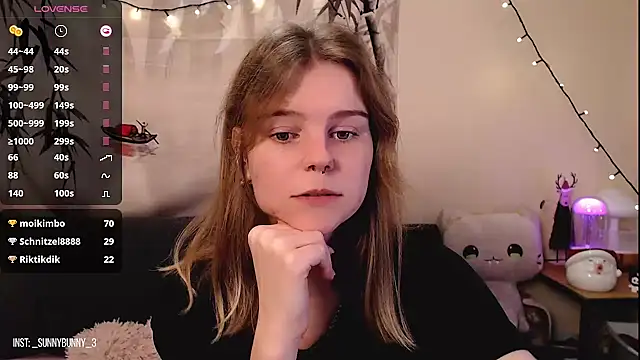 Snapshot of Moona_xx chatting on 12.27.24 Moona xx online show from 12.27.24