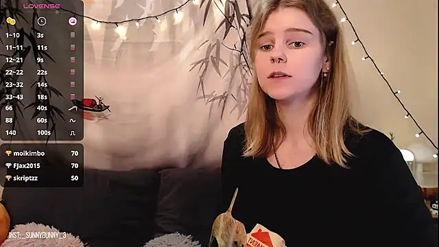 Snapshot of Moona_xx chatting on 12.27.24 Moona xx online show from 12.27.24