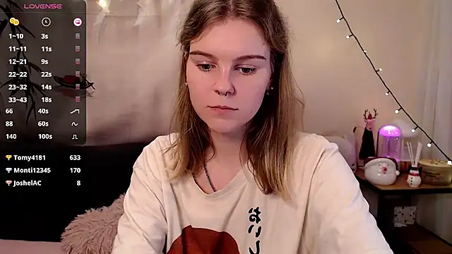 Snapshot of Moona_xx chatting on 12.28.24 Moona xx online show from 12.28.24