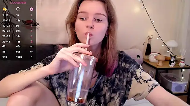 Snapshot of Moona_xx chatting on 01.11.25 Moona xx online show from 01.11.25