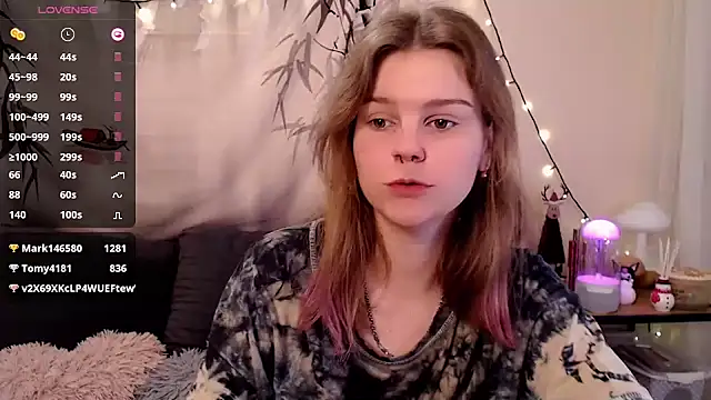 Snapshot of Moona_xx chatting on 01.19.25 Moona xx online show from 01.19.25