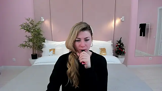 Snapshot of HelenaMorgan chatting on 12.30.24 HelenaMorgan online show from 12.30.24