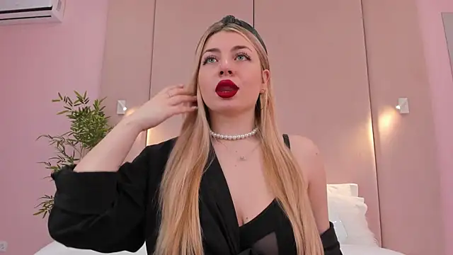 Snapshot of HelenaMorgan chatting on 02.05.25 HelenaMorgan online show from 02.05.25