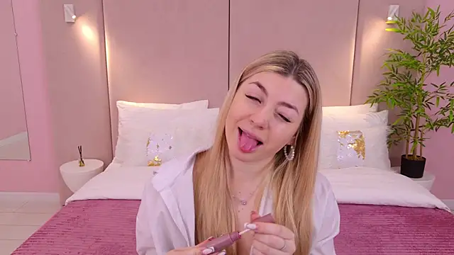 Snapshot of HelenaMorgan chatting on 02.21.25 HelenaMorgan online show from 02.21.25