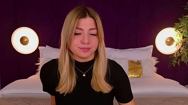 Snapshot of HelenaMorgan chatting on 10.04.25 HelenaMorgan online show from 10.04.25