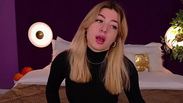 Snapshot of HelenaMorgan chatting on 10.15.25 HelenaMorgan online show from 10.15.25