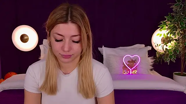 Snapshot of HelenaMorgan chatting on 10.18.25 HelenaMorgan online show from 10.18.25