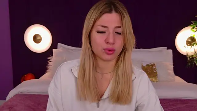 Snapshot of HelenaMorgan chatting on 10.21.25 HelenaMorgan online show from 10.21.25