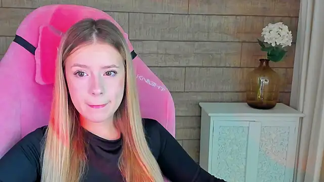 Snapshot of MilanaBalmain chatting on 09.28.25 MilanaBalmain online show from 09.28.25