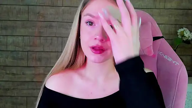 Snapshot of MilanaBalmain chatting on 10.18.25 MilanaBalmain online show from 10.18.25