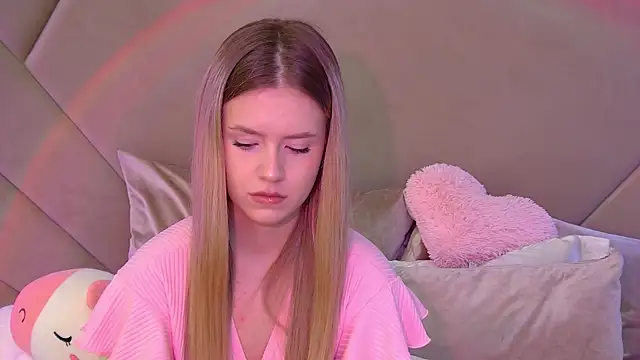 Snapshot of MilanaBalmain chatting on 10.21.25 MilanaBalmain online show from 10.21.25