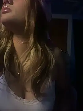 Snapshot of y0urlilgf chatting on 12.17.24 y0urlilgf online show from 12.17.24