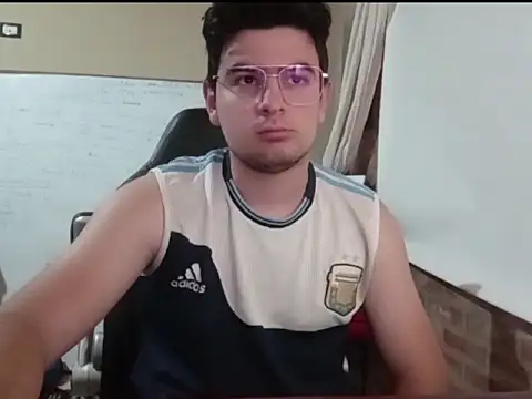 Snapshot of enzis3 chatting on 11.08.25 enzis3 online show from 11.08.25