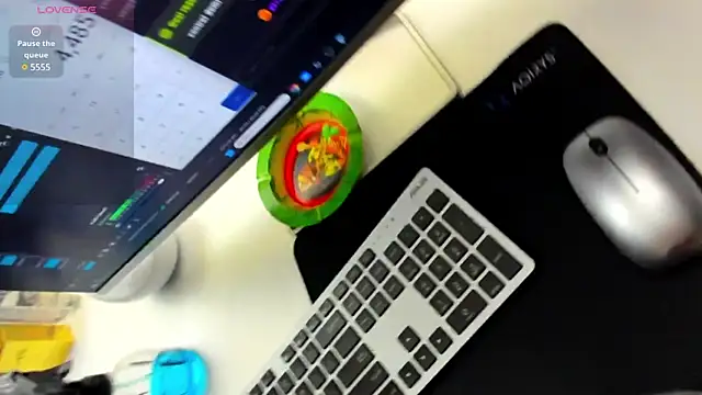 nicolee   19 online show from 01.28.25