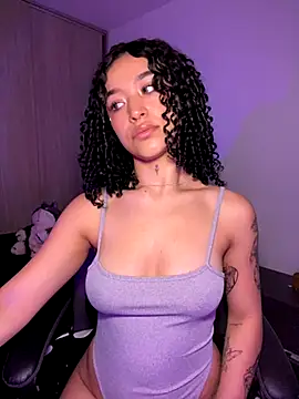 Snapshot of Crystal_Dluna chatting on 10.28.25 Crystal Dluna online show from 10.28.25