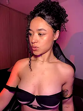 Snapshot of Crystal_Dluna chatting on 11.10.25 Crystal Dluna online show from 11.10.25