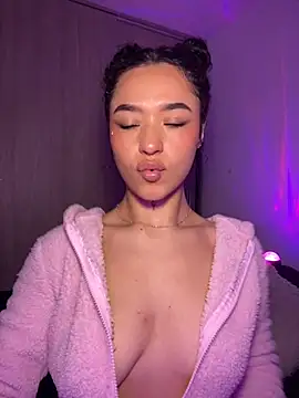 Snapshot of Crystal_Dluna chatting on 11.13.25 Crystal Dluna online show from 11.13.25