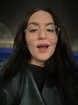 Snapshot of meow_girl chatting on 12.01.24 meow girl online show from 12.01.24