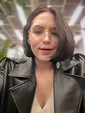 Snapshot of meow_girl chatting on 12.10.24 meow girl online show from 12.10.24