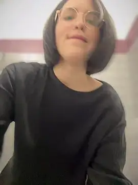 Snapshot of meow_girl chatting on 12.13.24 meow girl online show from 12.13.24