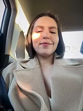 Snapshot of meow_girl chatting on 12.18.24 meow girl online show from 12.18.24