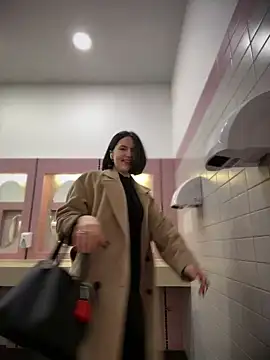 Snapshot of meow_girl chatting on 12.21.24 meow girl online show from 12.21.24