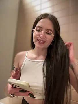 Snapshot of meow_girl chatting on 01.25.25 meow girl online show from 01.25.25