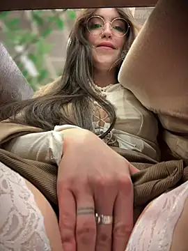 Snapshot of meow_girl chatting on 02.18.25 meow girl online show from 02.18.25